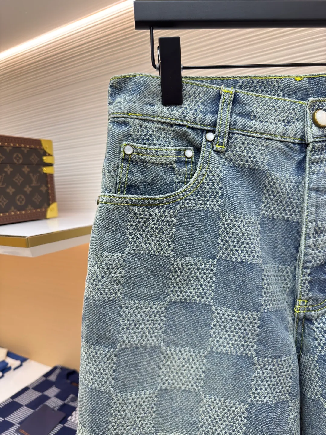 LOUIS VUITTON checkerboard denim shorts ●Authentic product: Purchased and developed at 12200 ●Item number: 1680087-B00 ●Fabric: Jacquard denim fabric ●Technology: 3D jacquard technology ●Version: Fitted version ●Size: 32-34-36-38 ●Weight: about 545 grams ●Description: Using a loom to weave a three-dimensional pattern on the fabric, the sand-washed whitening distressed denim fabric presents a whitening and distressed effect. The overall wiring is straight and delicate, the fabric is comfortable and soft, and the color is consistent without color difference. It can be matched with the same style to create a fashionable look and control various occasions. Customized accessories, complete with three standards, same style for men and women!